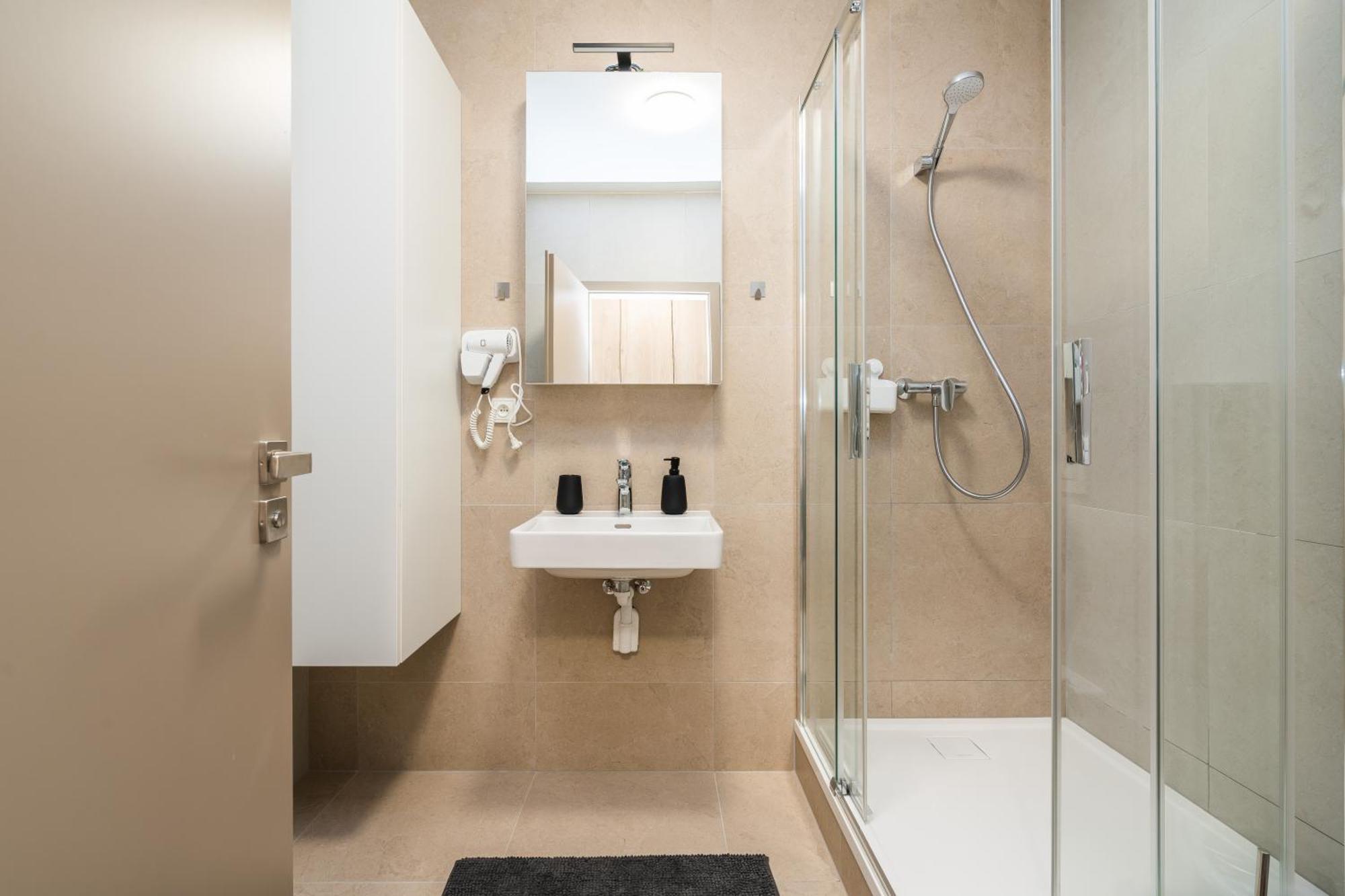 Perla Hradce 301 Apartment ฮราเดตสคราโลเว ภายนอก รูปภาพ
